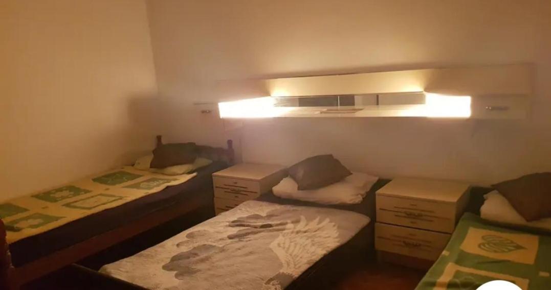 Trokrevetna Soba Sa Zajednickim Kupatilom Budva